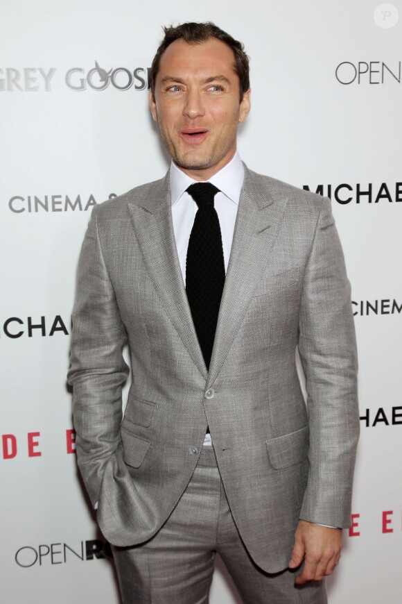 Jude Law blagueur à la première du film Side Effects au AMC Lincoln de New York, le 31 janvier 2013.
