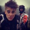 Justin Bieber, couvert de boue, pose en photo avec Lil Twist, lors d'une virée en quad, le 31 janvier 2013.