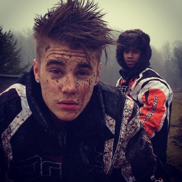 Justin Bieber, couvert de boue, pose en photo avec Lil Twist, lors d'une virée en quad, le 31 janvier 2013.