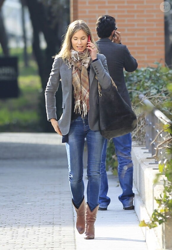 Luis Figo et sa femme Helen Svedin dans les rues de Madrid, le 30 janvier 2013.