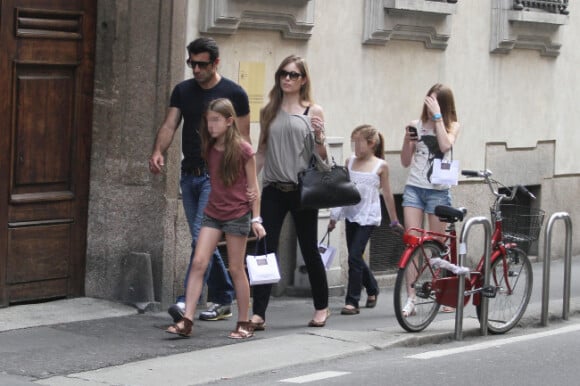 Luis Figo, sa femme Helen Svedin et leurs trois filles Daniela, Martina et Stella le 29 avril 2012 à Milan