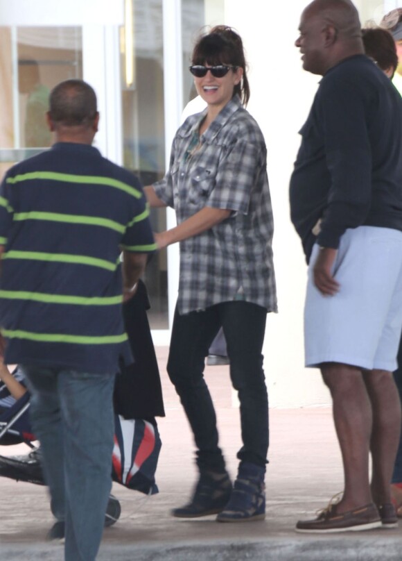 Penélope Cruz arrive avec son fils Leo à l'aéroport international de Lynden Pindling à Nassau, capitale des Bahamas pour prendre un vol pour Miami. L'actrice espagnole de 38 ans est enceinte de son 2eme enfant. Le 31 janvier 2013.