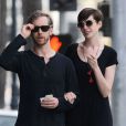 Anne Hathaway et son mari Adam Shulman sortent d'un cabinet médical a Beverly Hills, le 1er février 2013 : complices comme au premier jour