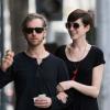 Anne Hathaway et son mari Adam Shulman sortent d'un cabinet médical a Beverly Hills, le 1er février 2013
