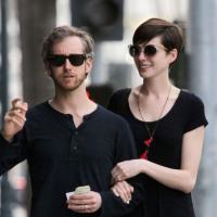 Anne Hathaway avec son mari : Elle se joue des rumeurs de grossesse