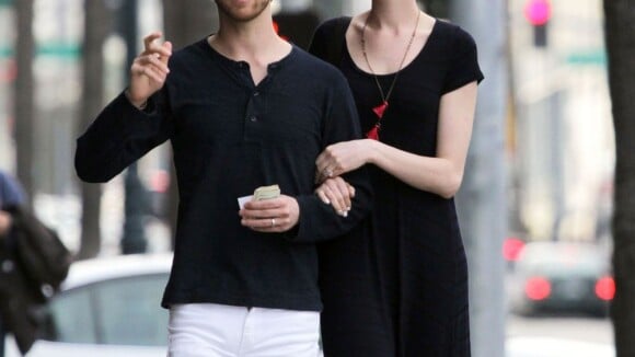 Anne Hathaway avec son mari : Elle se joue des rumeurs de grossesse