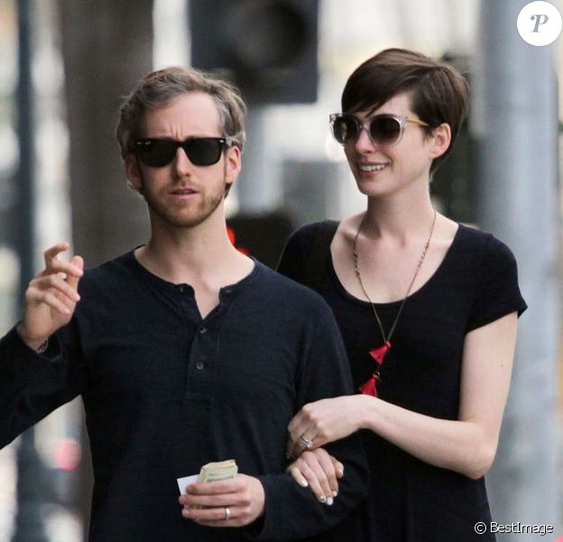 Anne Hathaway et son mari Adam Shulman sortent d'un cabinet médical a Beverly Hills, le 1er février 2013