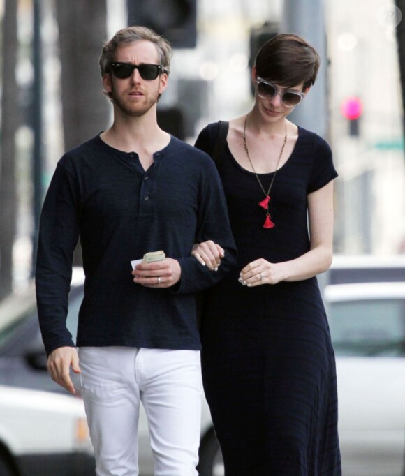 Anne Hathaway et son mari Adam Shulman sortent d'un cabinet médical a Beverly Hills, le 1er février 2013 : elle doit songer à la possibilité d'avoir un Oscar...