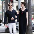 Anne Hathaway et son mari Adam Shulman sortent d'un cabinet médical a Beverly Hills, le 1er février 2013 : Une robe ample qui ne permet pas de savoir si elle a un baby bump ou pas