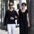 Anne Hathaway et son mari Adam Shulman sortent d'un cabinet médical a Beverly Hills, le 1er février 2013