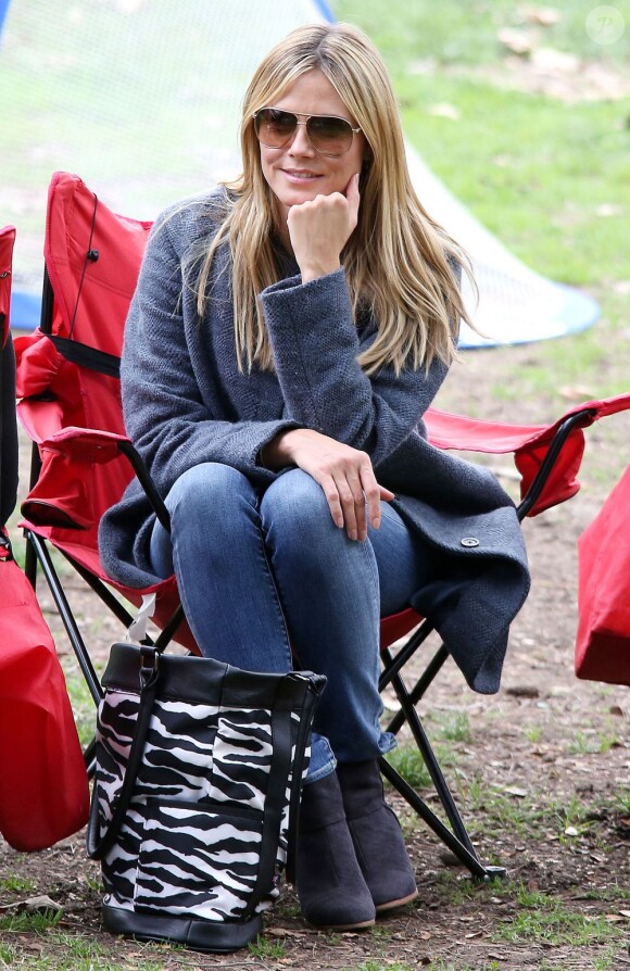 Heidi Klum, radieuse en soccer mom pour soutenir ses enfants Leni, Henry et Johan. Los Angeles, le 2 février 2013.