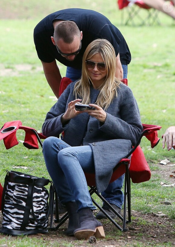 Heidi Klum et son chéri Martin Kristen assistent au match de foot de Leni, Henry et Johan (8, 7 et 6 ans) dans le quartier de Brentwood. Los Angeles, le 2 février 2013.