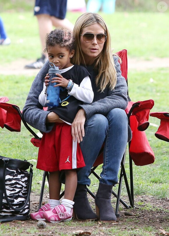 Heidi Klum et sa fille Lou (deux ans) assistent au match de foot de Leni, Henry et Johan à Los Angeles, le 2 février 2013.