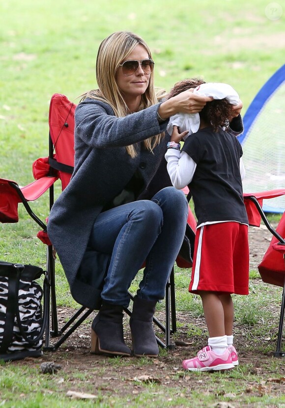 Heidi Klum et sa fille Lou (deux ans) assistent au match de foot de Leni, Henry et Johan à Los Angeles, le 2 février 2013.