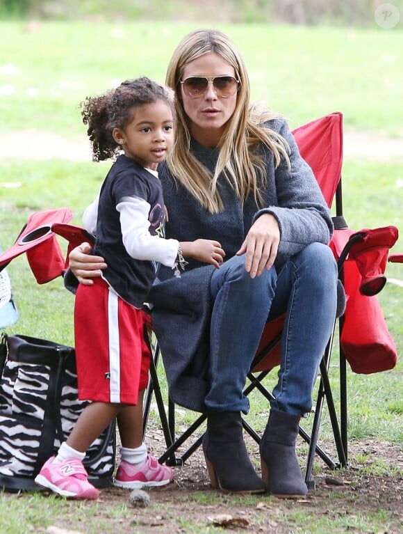 Heidi Klum et sa fille Lou (deux ans) assistent au match de foot de Leni, Henry et Johan à Los Angeles, le 2 février 2013.