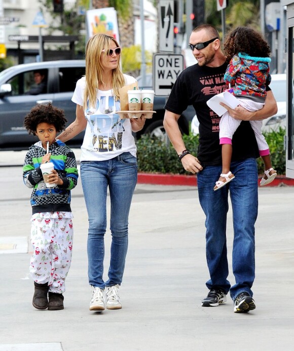 Heidi Klum, son chéri Martin Kristen et ses deux enfants Johan et Lou se sont arrêtés au Starbucks dans le quartier de Brentwood pour un goûter gourmand. Los Angeles, le 2 février 2013.