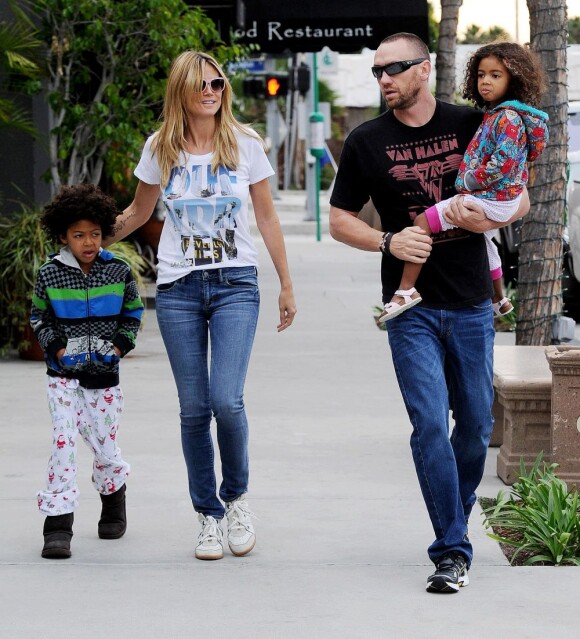 Heidi Klum, son chéri Martin Kristen et ses deux enfants Johan et Lou se rendent au Starbucks dans le quartier de Brentwood. Los Angeles, le 2 février 2013.