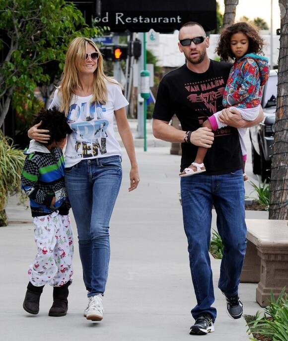 Heidi Klum, son chéri Martin Kristen et ses deux enfants Johan et Lou se rendent au Starbucks dans le quartier de Brentwood. Los Angeles, le 2 février 2013.