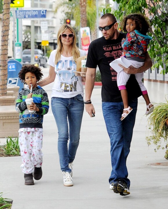 Heidi Klum, son chéri Martin Kristen et ses deux enfants Johan et Lou se sont arrêtés au Starbucks dans le quartier de Brentwood pour un goûter gourmand. Los Angeles, le 2 février 2013.