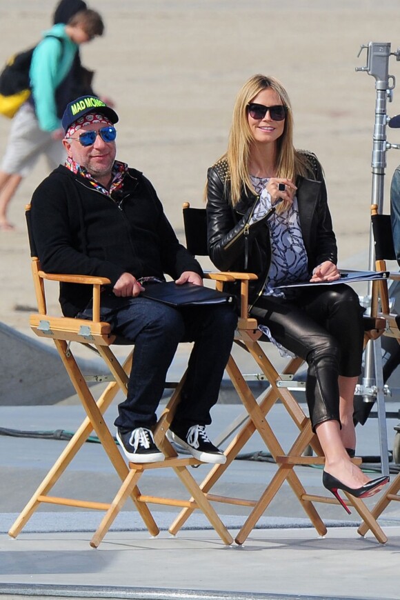 Heidi Klum et le photographe Enrique Badulescu en plein tournage d'une séquence pour l'émission Germany's Next Topmodel à Venice Beach. Le 1er février 2013.