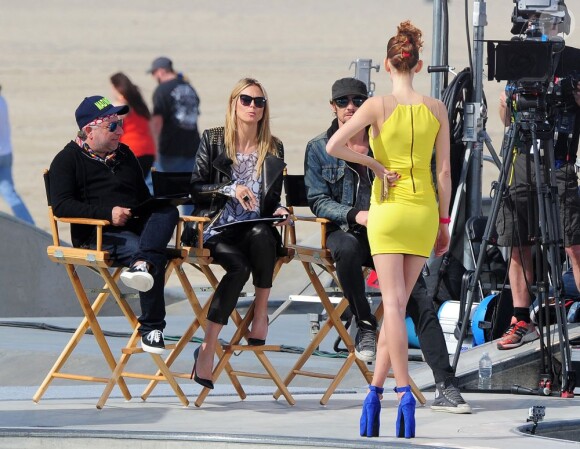 Heidi Klum tourne une séquence pour Germany's Next Topmodel dans un skate park à Venice Beach avec ses deux jurés, le photographe Enrique Badulescu et le consultant artistique Thomas Hayo. Le 1er février 2013.
