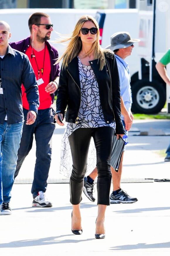 Heidi Klum, ravissante sur le tournage d'une séquence pour Germany's Next Topmodel dans un skate park à Venice Beach. Le 1er février 2013.