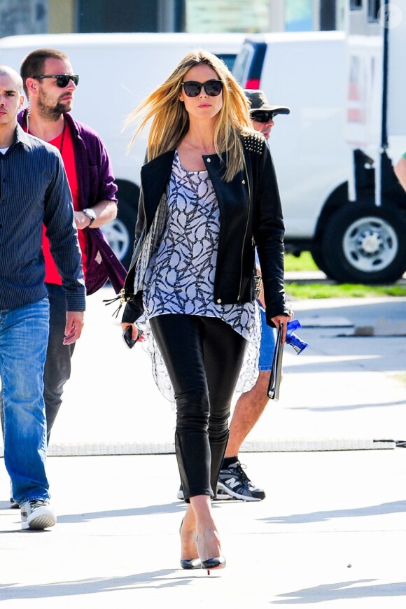 Heidi Klum, ravissante sur le tournage d'une séquence pour Germany's Next Topmodel dans un skate park à Venice Beach. Le 1er février 2013.