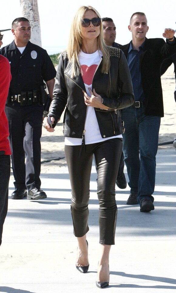 Heidi Klum, ravissante sur le tournage d'une séquence pour Germany's Next Topmodel dans un skate park à Venice Beach. Le 1er février 2013.