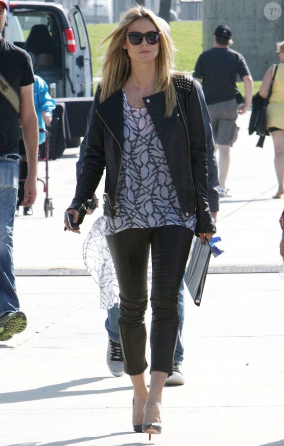 Heidi Klum, ravissante sur le tournage d'une séquence pour Germany's Next Topmodel dans un skate park à Venice Beach. Le 1er février 2013.