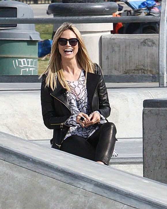 Heidi Klum, ravissante sur le tournage d'une séquence pour Germany's Next Topmodel dans un skate park à Venice Beach. Le 1er février 2013.