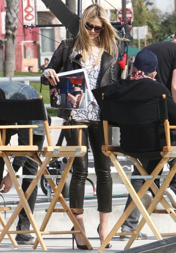 Heidi Klum, ravissante sur le tournage d'une séquence pour Germany's Next Topmodel dans un skate park à Venice Beach. Le 1er février 2013.