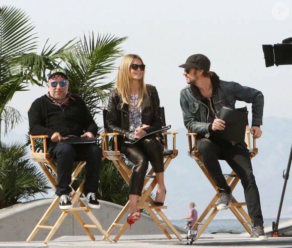 Heidi Klum tourne une séquence pour Germany's Next Topmodel dans un skate park à Venice Beach avec ses deux jurés, le photographe Enrique Badulescu et le consultant artistique Thomas Hayo. Le 1er février 2013.