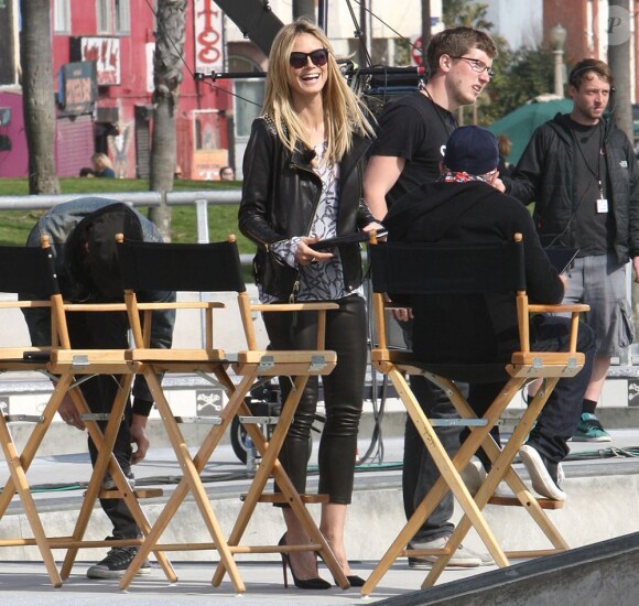 Heidi Klum, ravissante sur le tournage d'une séquence pour Germany's Next Topmodel dans un skate park à Venice Beach. Le 1er février 2013.