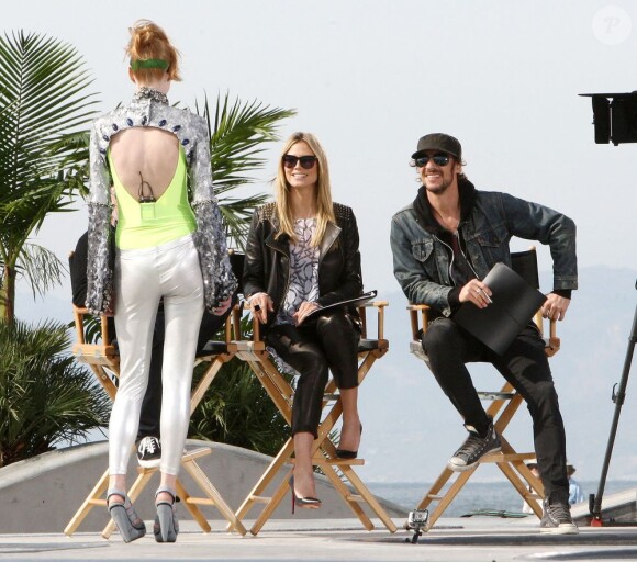 Heidi Klum tourne une séquence pour Germany's Next Topmodel dans un skate park à Venice Beach avec ses deux jurés, le photographe Enrique Badulescu et le consultant artistique Thomas Hayo. Le 1er février 2013.