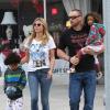 Heidi Klum se dirige vers un Starbucks dans le quartier de Brentwood avec deux de ses quatre enfants Henry et Lou et son compagnon Martin Kristen. Le 2 février 2013.