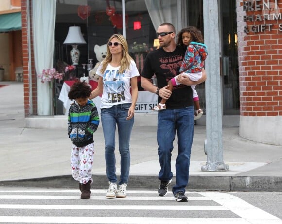 Heidi Klum se dirige vers un Starbucks dans le quartier de Brentwood avec deux de ses quatre enfants Henry et Lou et son compagnon Martin Kristen. Le 2 février 2013.