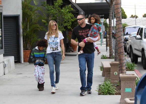 Heidi Klum se dirige vers un Starbucks dans le quartier de Brentwood avec deux de ses quatre enfants Henry et Lou et son compagnon Martin Kristen. Le 2 février 2013.