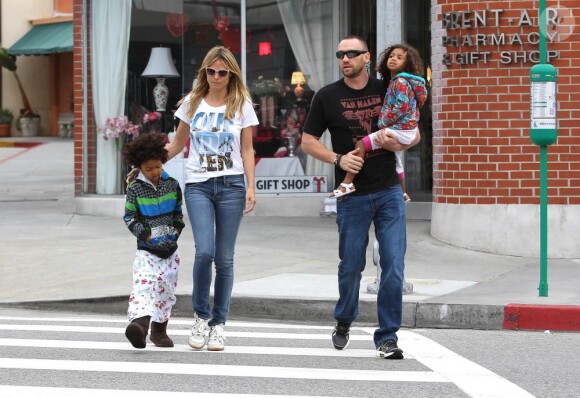 Heidi Klum se dirige vers un Starbucks dans le quartier de Brentwood avec deux de ses quatre enfants Henry et Lou et son compagnon Martin Kristen. Le 2 février 2013.