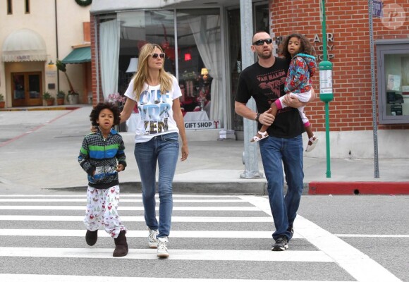 Heidi Klum se dirige vers un Starbucks dans le quartier de Brentwood avec deux de ses quatre enfants Henry et Lou et son compagnon Martin Kristen. Le 2 février 2013.