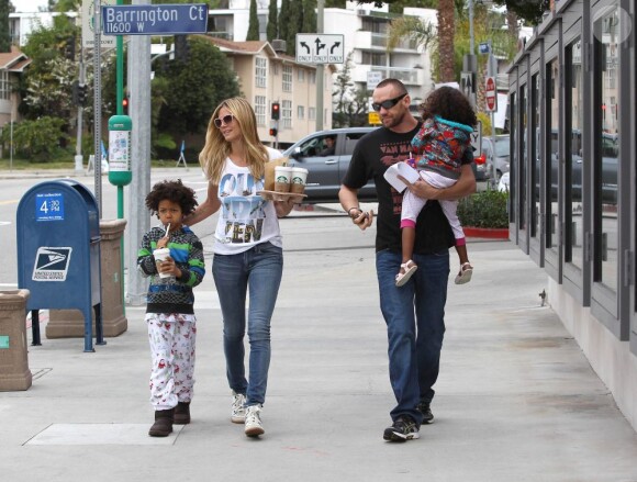 Heidi Klum quitte Starbucks dans le quartier de Brentwood avec deux de ses quatre enfants Henry et Lou et son compagnon Martin Kristen. Le 2 février 2013.