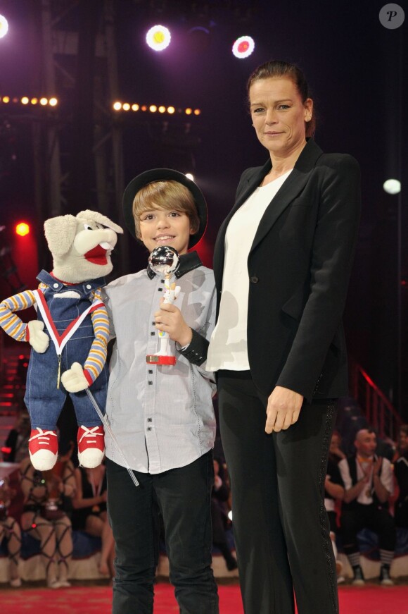 Le jeune ventriloque Nans et la princesse Stéphanie de Monaco lors de la cérémonie de clôture de la New Generation, 2e compétition de Cirque pour de jeunes artistes à Monaco le 3 février 2013.