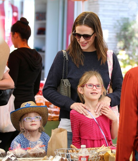 Jennifer Garner et ses filles Violet et Seraphina au Farmer's Market à Los Angeles, le 3 février 2013.