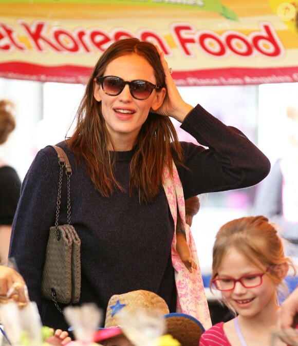 Jennifer Garner au Farmer's Market avec ses filles Violet et Seraphina à Los Angeles, le 3 février 2013.