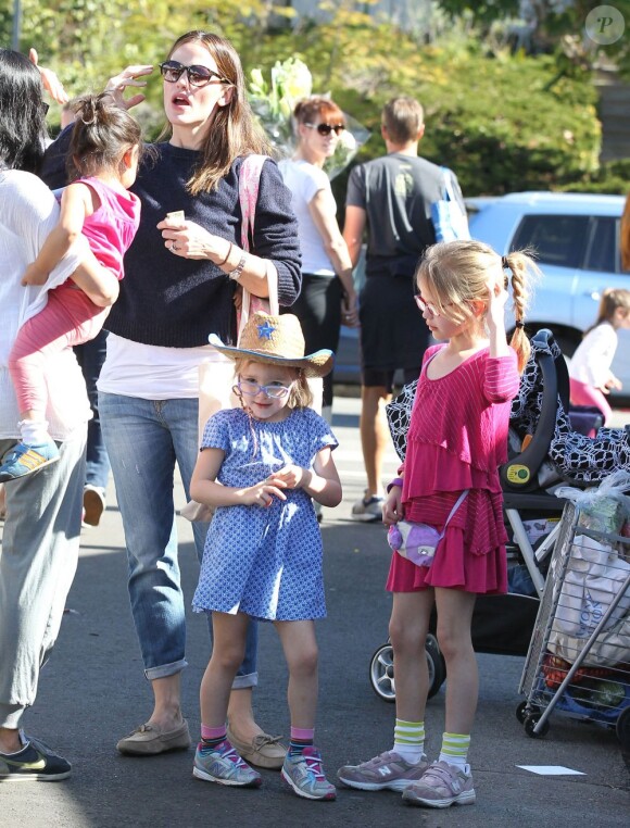 Jennifer Garner emmene ses filles Violet et Seraphina au "Farmer's Market" a Pacific Palisades, le 3 fevrier 2013.  Please hide children's face prior to the publication Jennifer Garner takes her daughters Violet & Seraphina to the farmer's market in Pacific Palisades, California on February 3, 2012.03/02/2013 - Pacific Palisades