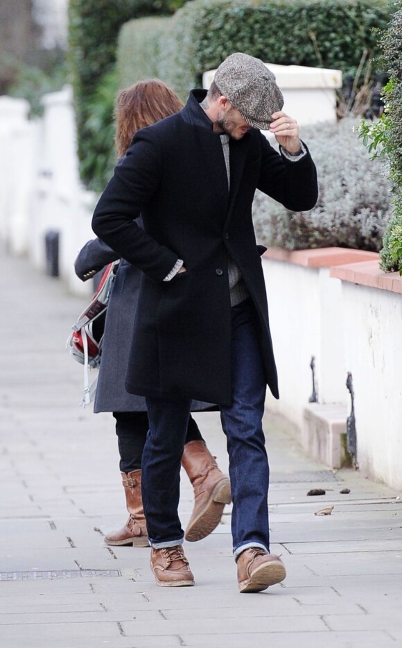 David Beckham, reprend son chemain dans les rues de Londres le 4 février 2013 après avoir posé au côté d'une fan