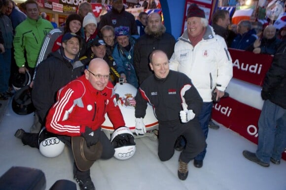 Le prince Albert de Monaco avec Ivo Ferriani et Yves Piaget à St Moritz (Suisse) pour les championnats du monde de bobsleigh et de skeleton, début février 2013.