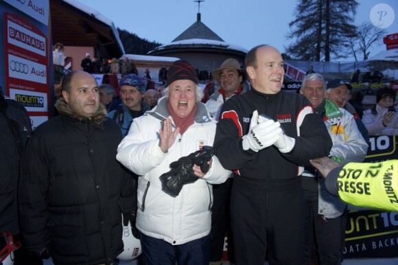 Le prince Albert de Monaco avec George Bedjamov et Yves Piaget à St Moritz (Suisse) pour les championnats du monde de bobsleigh et de skeleton, début février 2013.