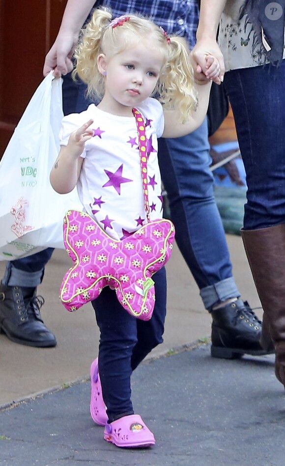 La petite Aviana, fille d'Amy Adams,sort du restaurant El Indio à Los Angeles. Le 2 fevrier 2013.