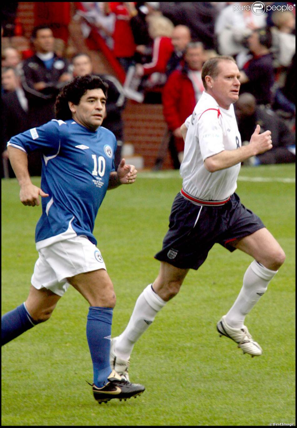  Paul Gascoigne et Diego Maradona lors d&#039;un match organisé en faveur de l&#039;UNICEF à Old Trafford à Manchester le 27 mai 2006 