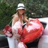 Brooke Burke prépare une belle Saint-Valentin pour son mari David Charvet, le 4 février 2013 à Malibu - Elle lui a acheté des ballons en forme de coeur